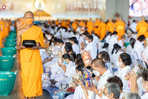 ภาพ No.82965:พิธีตักบาตร ณ บ้านแก้วเรือนทองคุณยายอาจารย์ฯ พิธีบูชาข้าวพระ ณ สภาธรรมกายสากล วัดพระธรรมกาย ในวันอาทิตย์ต้นเดือนที่ 2 ก.ค. พ.ศ.2566