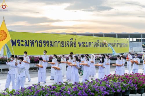 ภาพ No.84087:พิธีเวียนประทักษิณ พิธีวันทาเจดีย์ พิธีขอขมา และมอบผ้าไตร  ในโครงการบรรพชาอุปสมบทหมู่ธรรมทายาทรุ่นเข้าพรรษา และโครงการบรรพชาสามเณรโรงเรียนนานาชาติ รุ่นที่12 ในวันเสาร์ที่ 22 กรกฎาคม พ.ศ. 2566