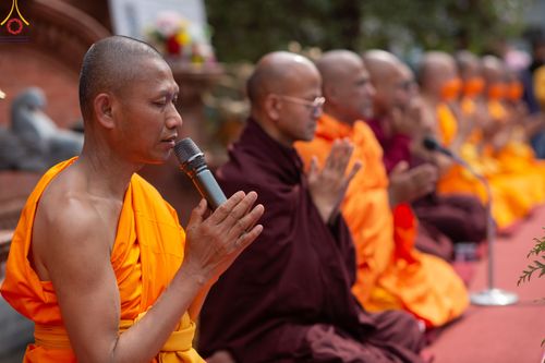 ภาพ No.77624:พิธีตัดปอยผมและปลงผมนาคธรรมทายาท ในโครงการบรรพชาสามเณรหมู่ ประเทศเนปาล วันที่ 11 มีนาคม พ.ศ.2566