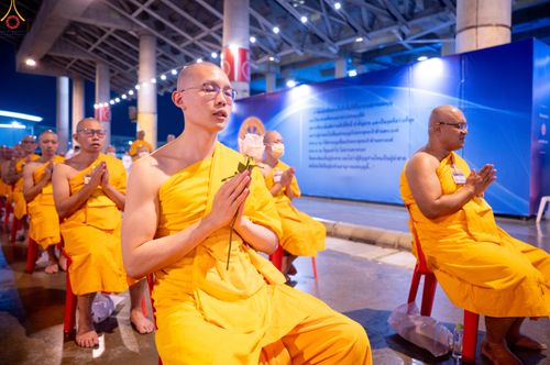 ภาพ No.280305:วันที่ 31 ธันวาคม พ.ศ.2568 -วันที่ 1 มกราคม พ.ศ.2569 พิธีฉลองชัยสวดมนต์บทธัมมจักกับปปวัตนสูตร ครบ 8,000,000,000 จบ , พิธีสวดมนต์ข้ามปี ณ วัดพระธรรมกาย