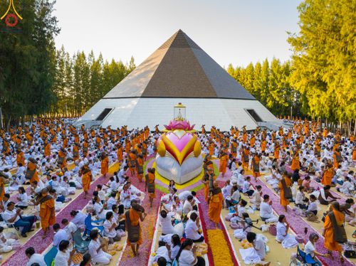 ภาพ No.105747:พิธีต้อนรับพระธรรมยาตรา ในโครงการธรรมยาตรากตัญญูบูชา มหาปูชนียาจารย์ พระมงคลเทพมุนี(สด จนฺทสโร) พระผู้ปราบมาร อนุสรณ์สถาน 7 แห่ง ปีที่ 12 วันที่ 3 มกราคม พ.ศ. 2567 ณ อนุสรณ์สถานโลตัสแลนด์ จ.สุพรรณบุรี