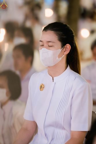ภาพ No.69540:พิธีจุดประทีปถวายเป็นพุทธบูชา และบูชาธรรมมหาปูชนียาจารย์ ในโครงการธรรมยาตรากตัญญูบูชา มหาปูชนียาจารย์ พระมงคลเทพมุนี(สด จนฺทสโร) พระผู้ปราบมาร ปีที่ 11 ณ อนุสรณ์สถานมหาวิหารพระมงคลเทพมุนี อ.สองพี่น้อง จ.สุพรรณบุรี