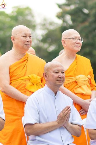 ภาพ No.330598:วันที่ 30 พฤษภาคม พ.ศ.2569 พิธีตัดปอยผมและปลงผม อุบาสกอุปสมบทอุทิศชีวิต 11 ท่าน (ภาพชุดที่ 2) ณ โบสถ์พระไตรปิฎก วัดพระธรรมกาย จังหวัดปทุมธานี