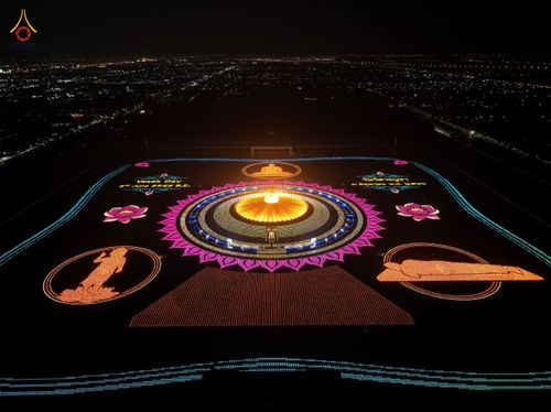 ภาพ No.81867:พิธีจุดวิสาขประทีปและเวียนประทักษิณ เนื่องในวันวิสาขบูชา วันเสาร์ที่ 3 มิถุนายน 2566 ณ ลานธรรมพระมหาธรรมกายเจดีย์ วัดพระธรรมกาย จ.ปทุมธานี