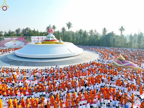 ภาพ No.70619:พิธีตักบาตรพระธรรมยาตราฯ ในโครงการธรรมยาตรากตัญญูบูชา มหาปูชนียาจารย์ พระมงคลเทพมุนี(สด จนฺทสโร) พระผู้ปราบมาร ปีที่ 11 ณ อนุสรณ์สถานลำดับที่ 2 สถานที่ตั้งมโนปณิธานบวชตลอดชีวิต อนุสรณ์สถานคลองบางนางแท่น อ.สามพราน จ.นครปฐม วันที่ 14 มกราคม พ.ศ. 2566