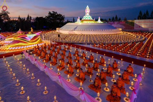 ภาพ No.70266:พิธีจุดประทีปถวายเป็นพุทธบูชา และบูชาธรรมมหาปูชนียาจารย์ ในโครงการธรรมยาตรากตัญญูบูชา มหาปูชนียาจารย์ พระมงคลเทพมุนี(สด จนฺทสโร) พระผู้ปราบมาร ปีที่ 11 ณ อนุสรณ์สถานลำดับที่ 2 สถานที่ตั้งมโนปณิธานบวชตลอดชีวิต อนุสรณ์สถานคลองบางนางแท่น อ.สามพราน จ.นครปฐม 