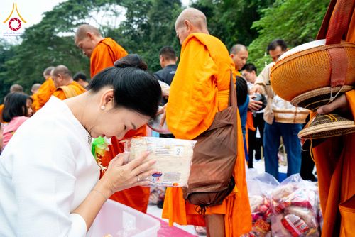 ภาพ No.285982:วันเสาร์ที่ 13 ธันวาคม พ.ศ.2568 พิธีตักบาตรพระภิกษุสามเณร 1,000 รูป ณ บริเวณหน้าอุทยานแห่งชาติเขาใหญ่ อำเภอปากช่อง จ.นครราชสีมา