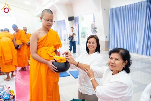 ภาพ No.321886:วันที่ 12 เมษายน พ.ศ.2569 ตักบาตรสงกรานต์ฉลองสามเณรใหม่  ณ ศูนย์ปฏิบัติธรรมระยอง(บ้านช่องลม)