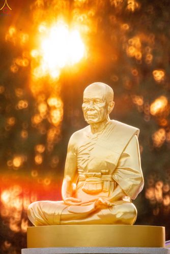 ภาพ No.281689:วันที่ 24 ธันวาคม พ.ศ.2568 พระธรรมยาตรา ปฏิบัติธรรม และถ่ายภาพหมู่ประวัติศาสตร์ ณ ลานหน้ามหาวิหารพระมงคลเทพมุนีฯ วัดพระธรรมกาย