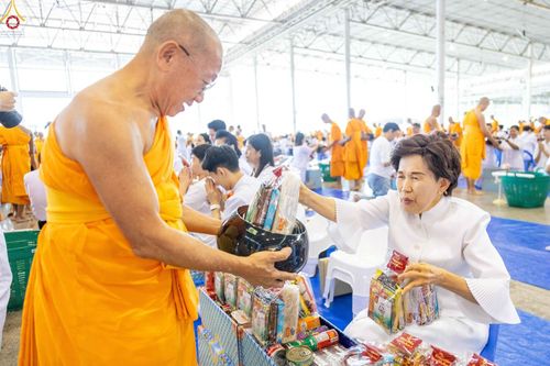 ภาพ No.345418:วันพฤหัสบดีที่ 27 สิงหาคม พ.ศ.2569 พิธีตักบาตรในวันธรรมชัย ณ สภาธรรมกายสากล วัดพระธรรมกาย ปทุมธานี