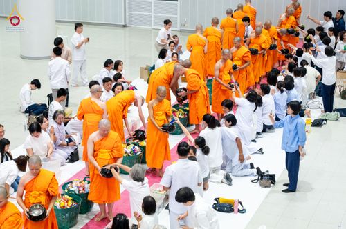 ภาพ No.322894:วันเสาร์ที่ 18 เมษายน พ.ศ. 2569 ตักบาตรฉลองพระใหม่ โครงการอุปสมบทหมู่ธรรมทายาท ระดับอุดมศึกษา รุ่นที่ 53 ภาคฤดูร้อน  ณ ฟ้องปฏิบัติธรรม ชั้นลอย 1/2 มหารัตนวิหารคด คอร์ 13 วัดพระธรรมกาย