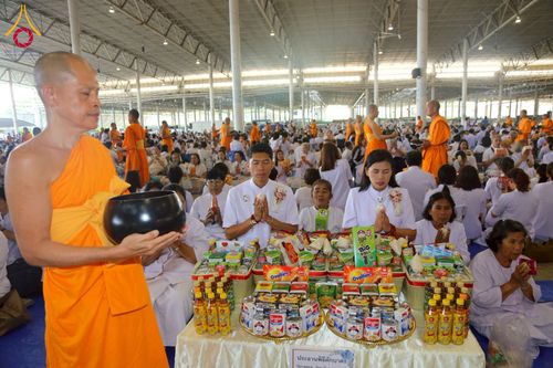 ภาพ No.215202:วันอาทิตย์ต้นเดือนที่ 6 เมษายน พ.ศ. 2568 พิธีตักบาตรข้าวสารอาหารแห้ง ณ บ้านแก้วเรือนทองคุณยาย สภาธรรมกายสากล วัดพระธรรมกาย