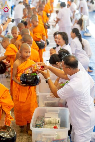 ภาพ No.215219:วันอาทิตย์ต้นเดือนที่ 6 เมษายน พ.ศ. 2568 พิธีตักบาตรข้าวสารอาหารแห้ง ณ บ้านแก้วเรือนทองคุณยาย สภาธรรมกายสากล วัดพระธรรมกาย