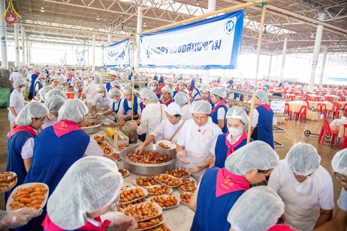 ภาพ No.58883:V.40 ภัตตาหารพระหมื่นวัด เราจัดให้ การปฏิบัติงานของเจ้าหน้าที่และอาสาสมัคร เพื่อรับบุญในการถวายภัตตาหาร แด่คณะสงฆ์ 10,000 กว่าวัดทั่วประเทศ ที่มาร่วมงานวันคุ้มครองโลก จันทร์ที่ 22 เมษายน พ.ศ. 2567 ณ วัดพระธรรมกาย