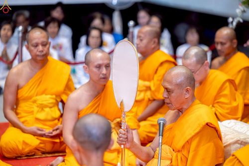 ภาพ No.227764:วันเสาร์ที่ 31 พฤษภาคม พ.ศ.2568 พิธีถวายผ้าไตรแด่สามเณรผู้เข้ารับการอุปสมบท , พิธีอุปสมบทสามเณรเตรียม DCI วัดพระธรรมกาย จ.ปทุมธานี
