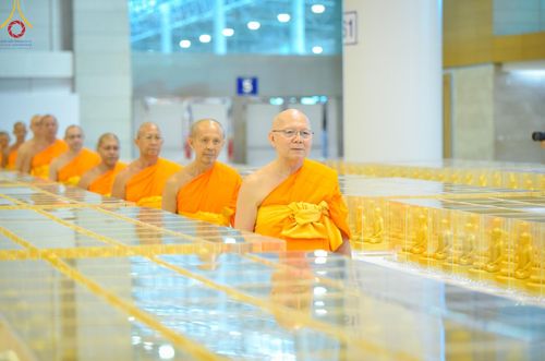 ภาพ No.159541:สัมมนาพิเศษและพิธีมอบองค์พระธรรมกาย 2,000 องค์ ณ ห้องแก้วสารพัดนึก 1 วัดพระธรรมกาย วันอาทิตย์ต้นเดือนที่ 6 ตุลาคม พ.ศ. 2567