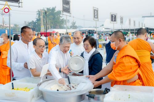ภาพ No.191089:พิธีถวายภัตตาหารเป็นสังฆทาน แด่พระธรรมยาตรา ณ อนุสรณ์สถานคลองบางนางแท่น อ.สามพราน จ.นครปฐม ในโครงการธรรมยาตรา กตัญญูบูชา มหาปูชนียาจารย์ พระมงคลเทพมุนี(สด จนฺทสโร) พระผู้ปราบมาร อนุสรณ์สถาน 7 แห่ง ปีที่ 13 วันที่ 8 มกราคม พ.ศ. 2568