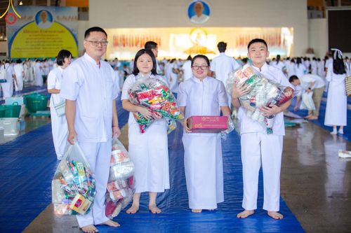 ภาพ No.167556:พิธีตักบาตรและพิธีบูชาข้าวพระ ในวันอาทิตย์ที่ 3 พฤศจิกายน พ.ศ. 2567 ณ วัดพระธรรมกาย