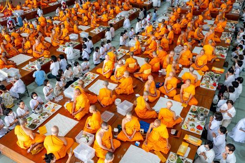 ภาพ No.205746:พิธีสวดพระพุทธมนต์ และถวายภัตตาหารเมนูสวรรค์แด่พระภิกษุ สามเณร วันจันทร์ที่ 3 กุมภาพันธ์ พ.ศ. 2568 ณ หอฉันคุณยายอาจารย์ฯ วัดพระธรรมกาย