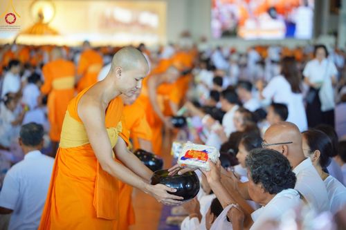 ภาพ No.151063:พิธีตักบาตร ในวันอาทิตย์ต้นเดือน วันที่ 1 กันยายน พ.ศ. 2567 ณ สภาธรรมกายสากล วัดพระธรรมกาย