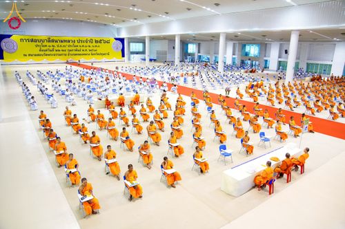 ภาพ No.208848:พระบาทสมเด็จพระเจ้าอยู่หัวทรงพระกรุณาโปรดเกล้าฯ พระราชทานภัตตาหารพระราชทาน แด่พระภิกษุ สามเณร ในการสอบบาลีสนามหลวง ณ วัดพระธรรมกาย วันที่ 22 กุมภาพันธ์ พ.ศ. 2568 ณ วัดพระธรรมกาย อำเภอคลองหลวง จังหวัดปทุมธานี