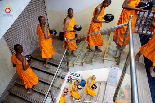 ภาพ No.213173:วันที่ 17 - 18 มีนาคม พ.ศ. 2568 คณะสงฆ์และสามเณรเดินบิณฑบาต รอบเมืองในพื้นที่ วัดสยมภูวนาถและราชวังปาตัน ณ เมืองกาฐมาณฑุ ประเทศเนปาล