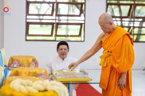 ภาพ No.160865:พิธีเจริญพระพุทธมนต์ และปิดแผ่นทองรูปเหมือน พระเดชพระคุณพระมงคลเทพมุนี (สด จนฺทสโร) พระผู้ปราบมาร จำนวน 3 องค์ วันเสาร์ที่ 5 ตุลาคม พ.ศ. 2567 ณ อาคารปลูกศรัทธา 2 (ชานชลาเดิม) วัดพระธรรมกาย อ.คลองหลวง จ.ปทุมธานี