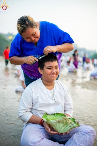 ภาพ No.63339:Photo Story  มหัศจรรย์วัดดงดินแดง Episode 1  พิธีปลงผมนาคธรรมทายาท  ในโครงการบรรพชาอุปสมบทหมู่ ฟื้นฟูพระพุทธศาสนาทั่วไทย วัดดงดินแดง ณ ลำน้ำแม่ตื่น อ.อมก๋อย จ.เชียงใหม่ วันที่ 2 เมษายน พ.ศ. 2567