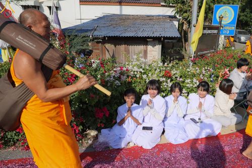 ภาพ No.193322:พิธีต้อนรับพระธรรมยาตรา ณ อนุสรณ์สถาน สถานที่เกิดในเพศสมณะ วัดสองพี่น้อง อำเภอสองพี่น้อง จังหวัดสุพรรณบุรี ในโครงการธรรมยาตรา กตัญญูบูชา มหาปูชนียาจารย์ พระมงคลเทพมุนี(สด จนฺทสโร) พระผู้ปราบมาร อนุสรณ์สถาน 7 แห่ง ปีที่ 13 วันที่ 11 มกราคม พ.ศ. 2568