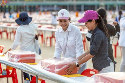 ภาพ No.225120:วันที่ 20 - 27 เมษายน พ.ศ. 2568 "ภาพแห่งความปลื้มที่ไม่มีวันจบ" คณะสงฆ์สามเณร เจ้าหน้าที่ และสาธุชน ร่วมแรงร่วมใจกันเตรียมงานและเก็บงาน เพื่อวันคุ้มครองโลก พิธีถวายมหาสังฆทานคณะสงฆ์ 40,000 กว่าวัดทั่วประเทศ