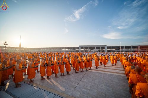 ภาพ No.187799:พิธีตักบาตรฉลองพระใหม่ ต้อนรับพุทธศักราช 2568 ณ ลานธรรมพระมหาธรรมกายเจดีย์ วัดพระธรรมกาย จ.ปทุมธานี วันที่ 1 มกราคม พ.ศ. 2568