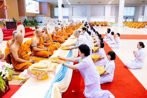 ภาพ No.146154:วันมหารำลึก ครั้งที่ 34 พิธีร่วมรำลึกถึงนักสร้างบารมีที่ล่วงลับไปแล้ว , พิธีสวดพระพุทธมนต์ ณ ห้องแก้วสารพัดนึก 1 วัดพระธรรมกาย วันเสาร์ที่ 27 กรกฎาคม พ.ศ. 2567