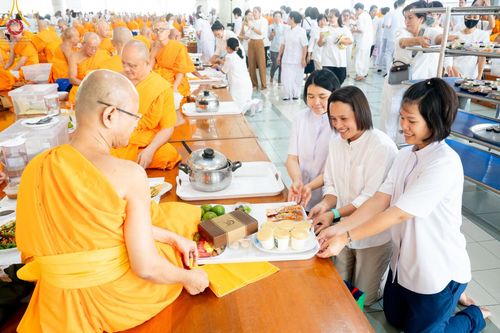 ภาพ No.143246:พิธีถวายภัตตาหารเพื่อเป็นกำลังแห่งการเข้าถึงธรรม ของพระภิกษุสามเณร วัดพระธรรมกาย วันเสาร์ที่ 6 กรกฏาคม พ.ศ. 2567 ณ หอฉันคุณยายอาจารย์ วัดพระธรรมกาย จ.ปทุมธานี