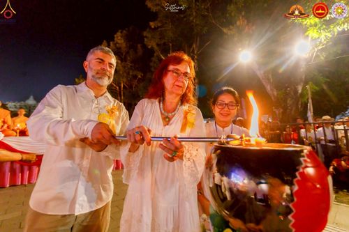 ภาพ No.224542:วันจันทร์ที่ 12 พฤษภาคม พ.ศ. 2568  ชาวพุทธในอินโดนีเซีย ร่วมฉลองวิสาขบูชาจุดประทีปกว่า 200,000 ดวง ณ พระมหาเจดีย์บรมพุทโธ  เจริญพุทธมนต์ถวาย “พระวชิรเกล้าเจ้าอยู่หัว”