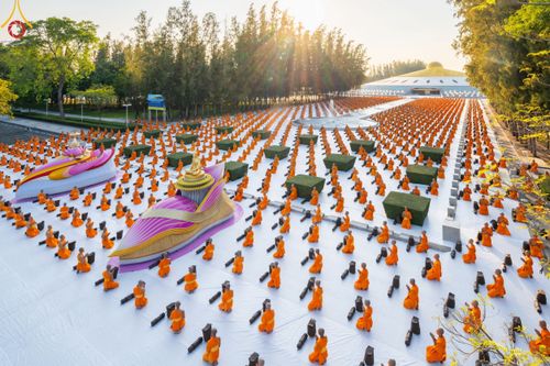 ภาพ No.104456:พระธรรมยาตราร่วมปฏิบัติธรรม และถ่ายภาพหมู่ประวัติศาสตร์ หน้ามหาวิหารพระมงคลเทพมุนี วันที่ 27 ธันวาคม พ.ศ. 2566