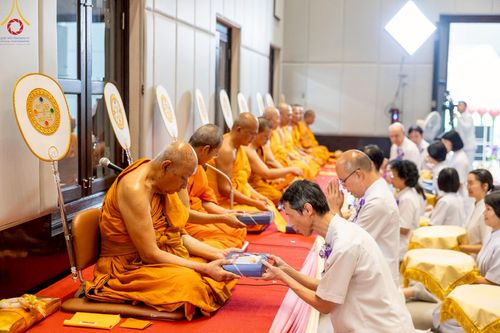 ภาพ No.214835:พิธีต้อนรับสัญญาบัตร พัดยศ พระราชวิเทศวชิรเวที (บัณฑิต วรปญฺโญ) เจ้าอาวาสวัดพระธรรมกายสกอตแลนด์ สหราชอาณาจักร ผู้ช่วยเจ้าอาวาสวัดพระธรรมกาย ณ อุโบสถพระไตรปิฏก วัดพระธรรมกาย