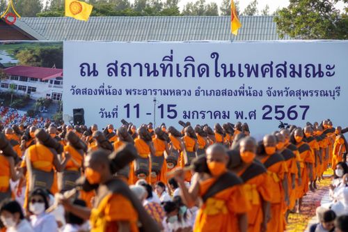 ภาพ No.110454:พิธีต้อนรับพระธรรมยาตรา ในโครงการธรรมยาตรากตัญญูบูชา มหาปูชนียาจารย์ พระมงคลเทพมุนี(สด จนฺทสโร) พระผู้ปราบมาร อนุสรณ์สถาน 7 แห่ง ปีที่ 12 วันที่ 11 มกราคม พ.ศ. 2567 ณ อนุสรณ์สถานลำดับที่ 3 สถานที่เกิดใหม่ในเพศสมณะ วัดสองพี่น้อง จ.สุพรรณบุรี