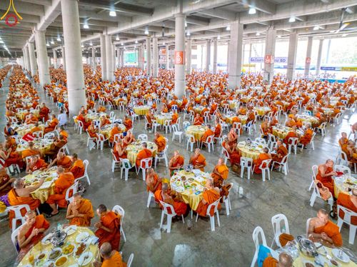 ภาพ No.219468:วันอังคารที่ 22 เมษายน พ.ศ. 2568 พิธีมอบปัจจัยช่วยเหลือครู 4 จังหวัดชายแดนภาคใต้ , พิธีกล่าวคำถวายอุปกรณ์ เพื่อเตรียมการต้อนรับคณะสงฆ์ฯ , พิธีกล่าวคำถวายภัตตาหารเป็นสังฆทาน , คณะสงฆ์ฉันภัตตาหารเพล  เนื่องในวันคุ้มครองโลก พิธีถวายมหาสังฆทานแด่คณะสงฆ์