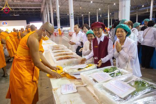 ภาพ No.202748:พิธีถวายภัตตาหารเป็นสังฆทาน แด่พระธรรมยาตรา ณ วัดพระธรรมกาย ตำบลคลองสาม อำเภอคลองหลวง จังหวัดปทุมธานี ในโครงการธรรมยาตรา กตัญญูบูชา มหาปูชนียาจารย์ พระมงคลเทพมุนี(สด จนฺทสโร) พระผู้ปราบมาร อนุสรณ์สถาน 7 แห่ง ปีที่ 13 วันที่ 28 มกราคม พ.ศ. 2568