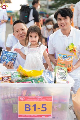 ภาพ No.101883:ตักบาตรพระ 10,000 รูป เติมบุญให้แผ่นดิน เนื่องในโอกาส 192 ปี จังหวัดกาญจนบุรี หนึ่งในโครงการตักบาตรพระ 2,000,000 รูป  77 จังหวัดทุกวัดทั่วไทย วันจันทร์ที่ 11 ธันวาคม พ.ศ. 2566 บริเวณถนนสองแคว (SKY WALK) เมืองกาญจนบุรี