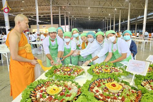 ภาพ No.203737:พิธีถวายภัตตาหารเป็นสังฆทาน แด่พระธรรมยาตรา ณ วัดพระธรรมกาย ตำบลคลองสาม อำเภอคลองหลวง จังหวัดปทุมธานี ในโครงการธรรมยาตรา กตัญญูบูชา มหาปูชนียาจารย์ พระมงคลเทพมุนี(สด จนฺทสโร) พระผู้ปราบมาร อนุสรณ์สถาน 7 แห่ง ปีที่ 13 วันที่ 30 มกราคม พ.ศ. 2568