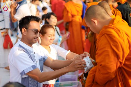 ภาพ No.208717:ตักบาตรพระ 1,743 รูป ครบรอบ 743 ปี นครน่าน ถวายเป็นพุทธบูชา น้อมบุญกุศลอุทิศให้บรรพบุรุษ วันอาทิตย์ ที่ 16 กุมภาพันธ์ พ.ศ. 2568 ณ ถนนคนเดินข่วงเมืองน่าน ต.ในเวียง อ.เมือง จ.น่าน