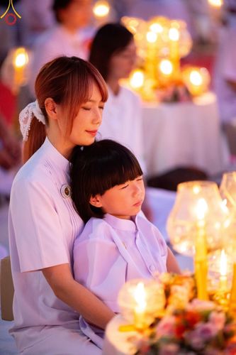 ภาพ No.197211:พิธีจุดประทีปถวายเป็นพุทธบูชา และบูชาธรรมมหาปูชนียาจารย์ ณ วัดโบสถ์(บน) ตำบลบางคูเวียง อำเภอบางกรวย จังหวัดนนทบุรี ในโครงการธรรมยาตรา กตัญญูบูชา มหาปูชนียาจารย์ พระมงคลเทพมุนี(สด จนฺทสโร) พระผู้ปราบมาร อนุสรณ์สถาน 7 แห่ง ปีที่ 13 วันที่ 18 มกราคม พ.ศ. 25