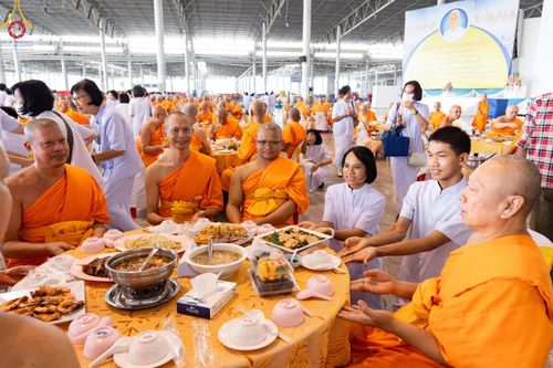 ภาพ No.59292:พิธีเจริญพระพุทธมนต์ ถวายภัตตาหารเป็นสังฆทาน เนื่องในวาระอายุวัฒนมงคล 80 ปี หลวงพ่อธัมมชโย ณ สภาธรรมกายสากล วัดพระธรรมกาย วันพุธที่ 24 เมษายน พ.ศ.2567