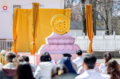 ภาพ No.62442:คณะศิษยานุศิษย์รวมใจสถาปนาและสมโภช ธรรมจักร เพื่ออัญเชิญประดิษฐาน ณ ยอดอุโบสถ 80 ปี หลวงพ่อธัมมชโย วัดพระธรรมกายนิวเจอร์ซี ประเทศสหรัฐอเมริกา  วันอาทิตย์ที่ 7 เมษายน พ.ศ. 2567