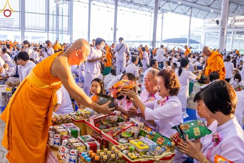 ภาพ No.207297:พิธีตักบาตร และปฏิบัติธรรมช่วงสาย ในวันมาฆบูชา วันพุธที่ 12 กุมภาพันธ์ พ.ศ. 2568 ณ วัดพระธรรมกาย จังหวัดปทุมธานี
