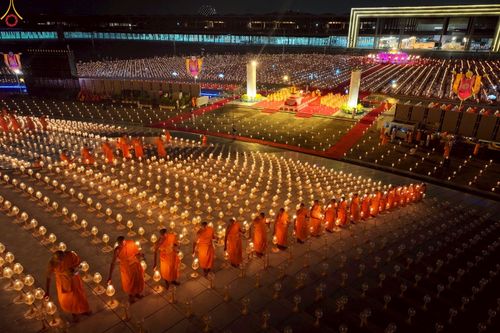 ภาพ No.253698:วันที่ 10 ตุลาคม พ.ศ. 2568 พิธีจุดประทีปบูชาพระผู้ปราบมาร, พิธีจุดประทีปบนพระมหาธรรมกายเจดีย์  20,000 ดวง เนื่องในวันคล้ายวันเกิดครบรอบ 141 ปี พระมงคลเทพมุนี (สด จนฺทสโร)