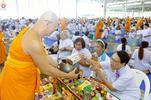 ภาพ No.263937:วันอาทิตย์ที่ 2 พฤศจิกายน พ.ศ. 2568 พิธีตักบาตรอาทิตย์ต้นเดือน ณ บ้านแก้วเรือนทองคุณยายฯ วัดพระธรรมกาย