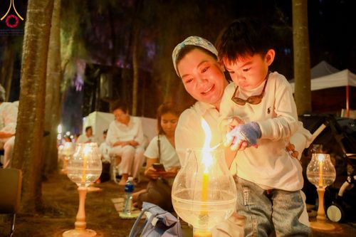 ภาพ No.107181:พิธีจุดประทีปถวายเป็นพุทธบูชา และบูชาธรรมมหาปูชนียาจารย์ ในโครงการธรรมยาตรากตัญญูบูชา มหาปูชนียาจารย์ พระมงคลเทพมุนี(สด จนฺทสโร) พระผู้ปราบมาร  อนุสรณ์สถาน 7 แห่ง ปีที่ 12  วันที่ 6 มกราคม พ.ศ. 2567 ณ อนุสรณ์สถานมหาวิหารพระมงคลเทพมุนี อ.สองพี่น้อง จ.สุพร