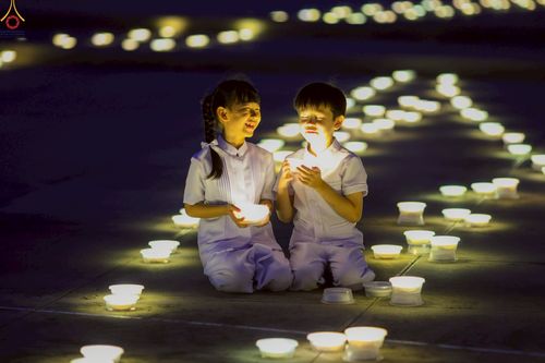 ภาพ No.241042:วันพุธที่ 27 สิงหาคม พ.ศ. 2568 พิธีจุดประทีป ในวันธรรมชัย ณ วัดพระธรรมกาย